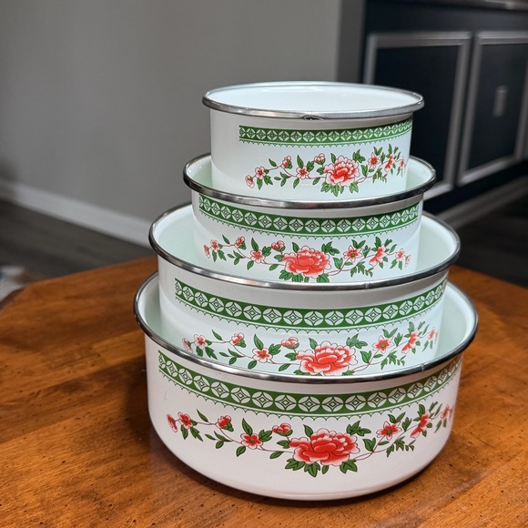 Other - Vintage Floral Enamel Nesting Mixing Bowl Set White Red Green Set of 4